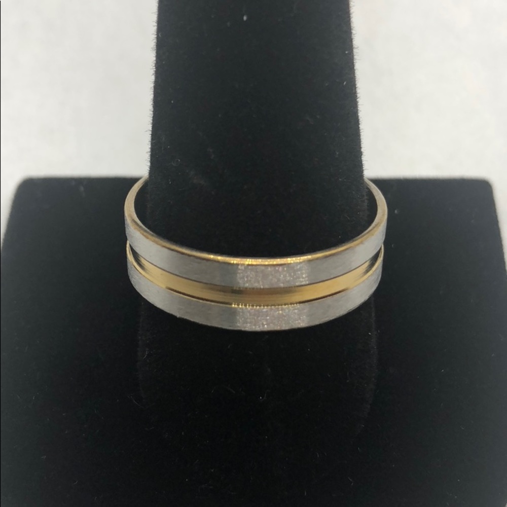 Men’s ring.